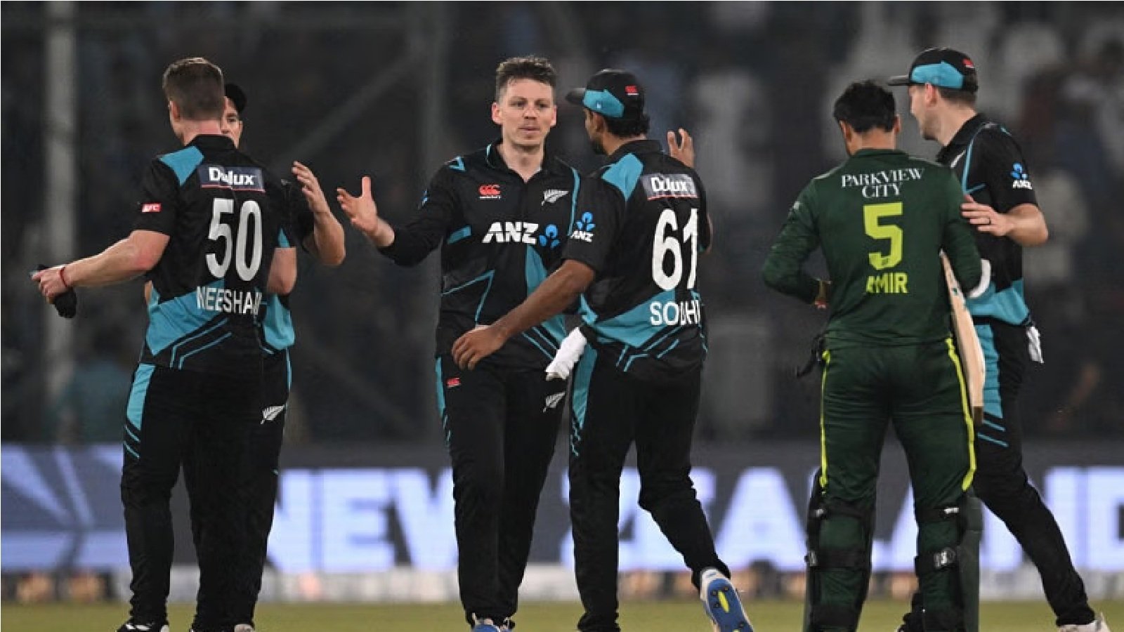 Clinical New Zealand outlast Pakistan to win 4th T20I